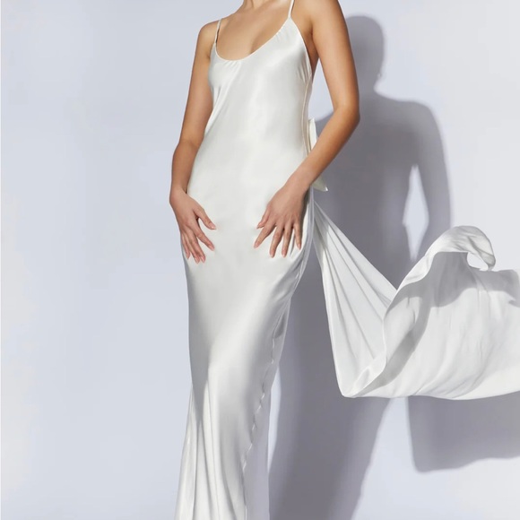 NWT Kailey Low back maxi dress with detachable bow - Picture 2 of 2